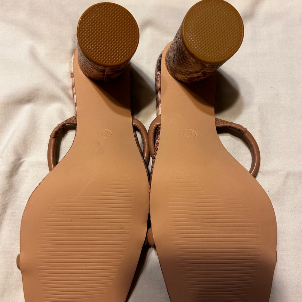 Great for Business or Pleasure. Square Open Toe Strappy Heel Sandal- size 7.5 - Picture 4 of 6